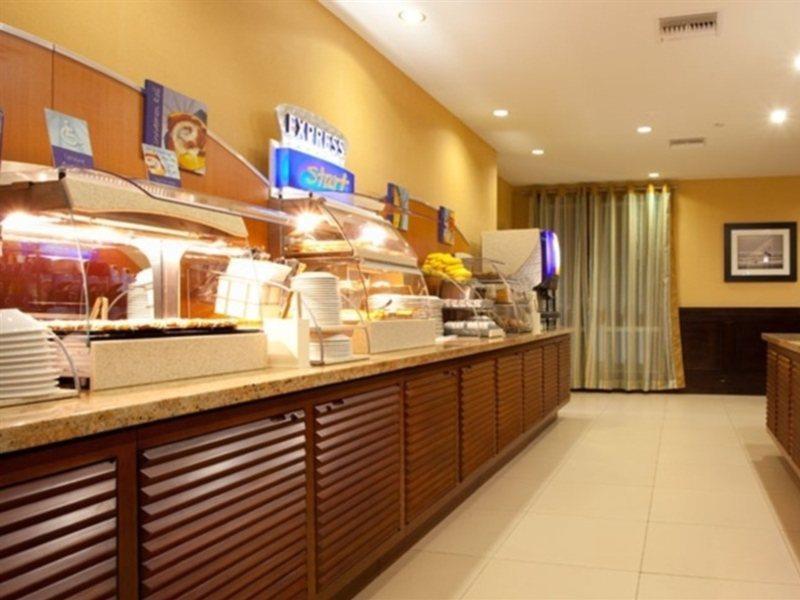 Holiday Inn Express Jacksonville Beach By Ihg מראה חיצוני תמונה